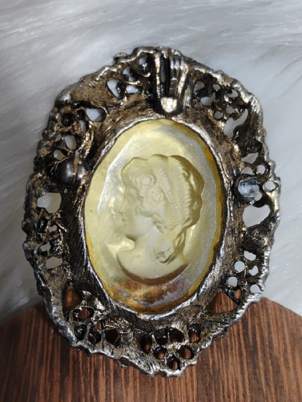 SALE! Antique Yellow Glass Cameo Brooch/Pendant - Picture 3 of 11